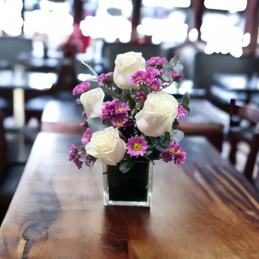 Centro de mesa con rosas y flores de estacion